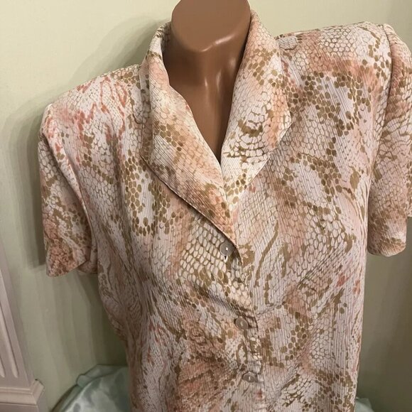 Alfred Dunner. Sz 14. Short Sleeve. Reptile Print. Button Up. Blouse. B90 - Picture 4 of 5